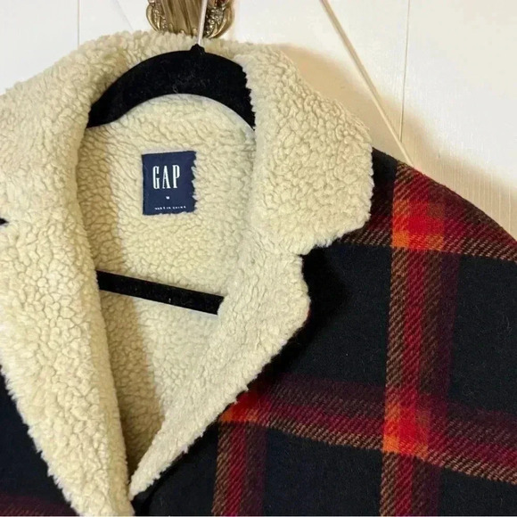 The Gap plaid jacket with warm fleece lining   
Women's size medium - Picture 5 of 7